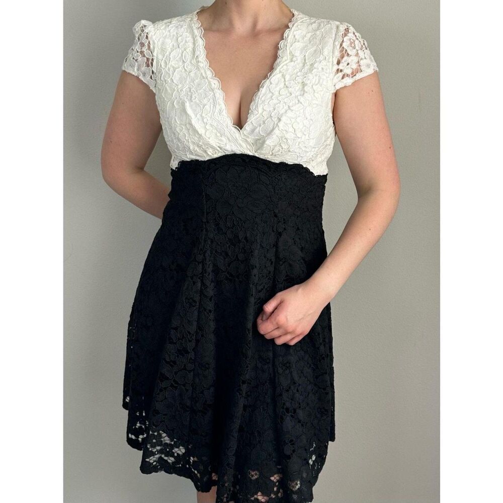 Betsey Johnson Black & White Floral Lace Sweetheart Neckline Shift Dress size 8